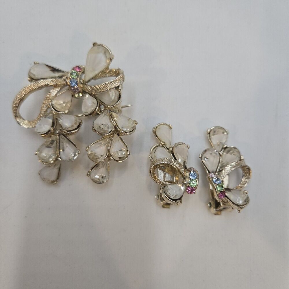 Vintage White Givre Glass Rhinestones Brooch Clip Earrings set Demi Parure Bow